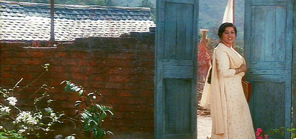 Moushumi Chatterjee in Kareeb