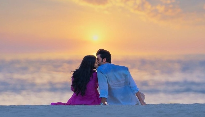 TJMM beach kiss RANBIR Shraddha